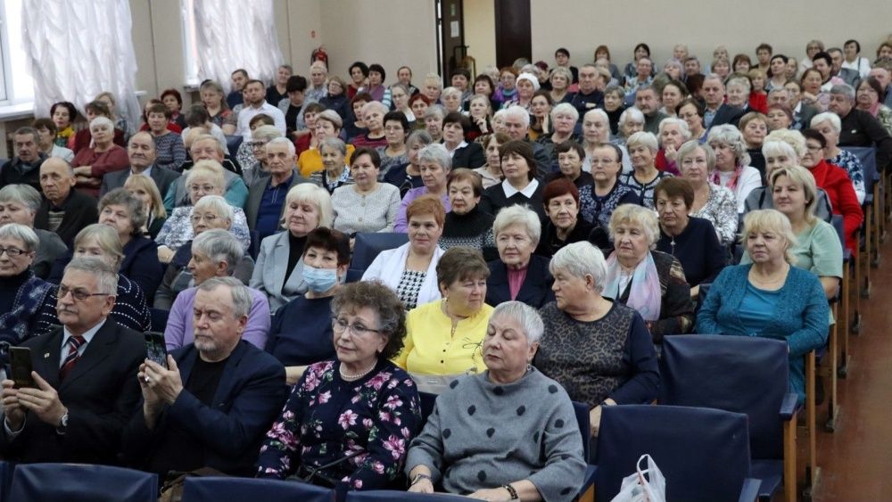 Руководители города вручили нагрудные знаки ветеранам труда.